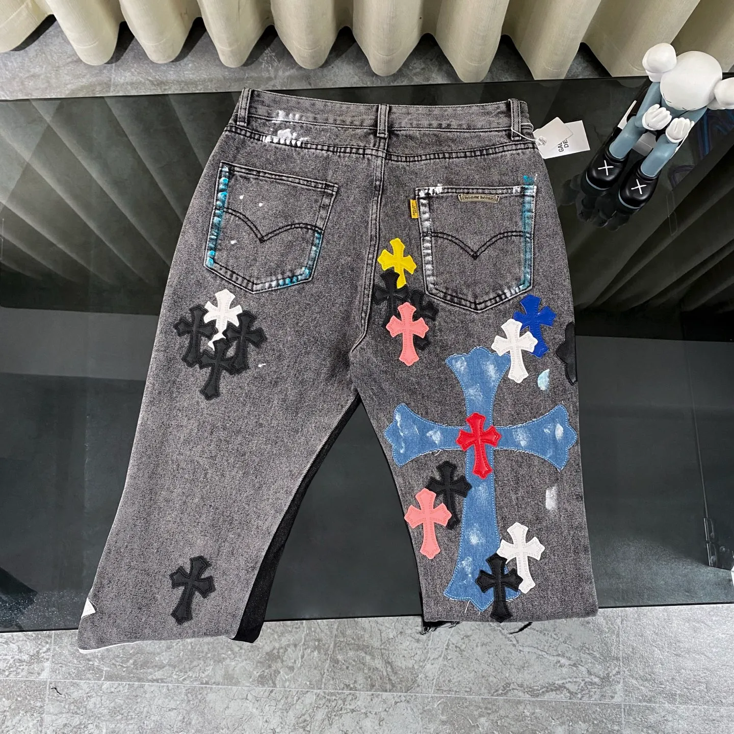 P330 CH Chromehearts colorful spliced ​​cross patch leather retro hand-painted splash-ink jeans, counter price 34W level, patch cross flower embellishment, washed jeans! ! An absolutely high-end luxury product, a 1.9W-level god-level single product, a super popular product, made by top heavy industry, a magic weapon that cannot be missed! [About Zangyin] This is an extremely luxurious fashion brand that can also be called the aristocracy of the high street. It has always been an exclusive brand for some hipsters or rich second generations. Compared with ordinary high streets, it is more luxurious and noble. Compared with luxury brands, it is more fashionable and individual. It has always been a brand that I have a special liking for. [Top heavy industry fashion design] Consistently high-street luxury style. Speaking of this style, the Zangyin family and GU family are definitely the leading representative brands. Especially the Zangyin family has really achieved a state-of-the-art effect in creating high-street style. The unique washed material is used to create this style. The color system is already quite eye-catching. After it is decorated with patchwork cross flowers, it cleverly highlights the charm of the brand. Secondly, this style uses classic The high-waist cutting design highlights the long legs and fashionable temperament of the upper body. The brand is highly recognizable and the slim fit configuration is more suitable for daily wear. It is a product that interprets personality, fashion, and specifications at a glance. This single product is enough to make any fan excited. It can be a white T-shirt for a youthful college style, or a tight suspender for a royal style. It has strong matching ability and can be easily controlled by men.  [Materials and craftsmanship] Needless to say, this point goes without saying. As an excellent craftsman brand, Zangyin’s requirements for details and craftsmanship are really perfect. The washed color of this model has gone through so many processes, not to mention the embellishment of denim appliques. It is also purely hand-made and sewn. Just like what they believe in, only hand-made things have soul and have the meaning of wear. A top-notch heavy-duty fashionable denim item, I look forward to your perfect interpretation! !  Color: black gray Size: 28-36